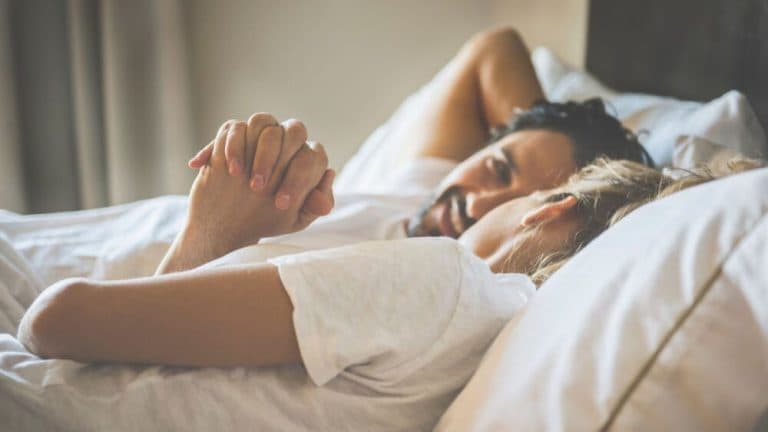¿Es normal que piense en otro hombre durante la intimidad?