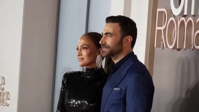 De la pantalla a la realidad: JLo estaría en un “romance” con Brett Goldstein, hay señales